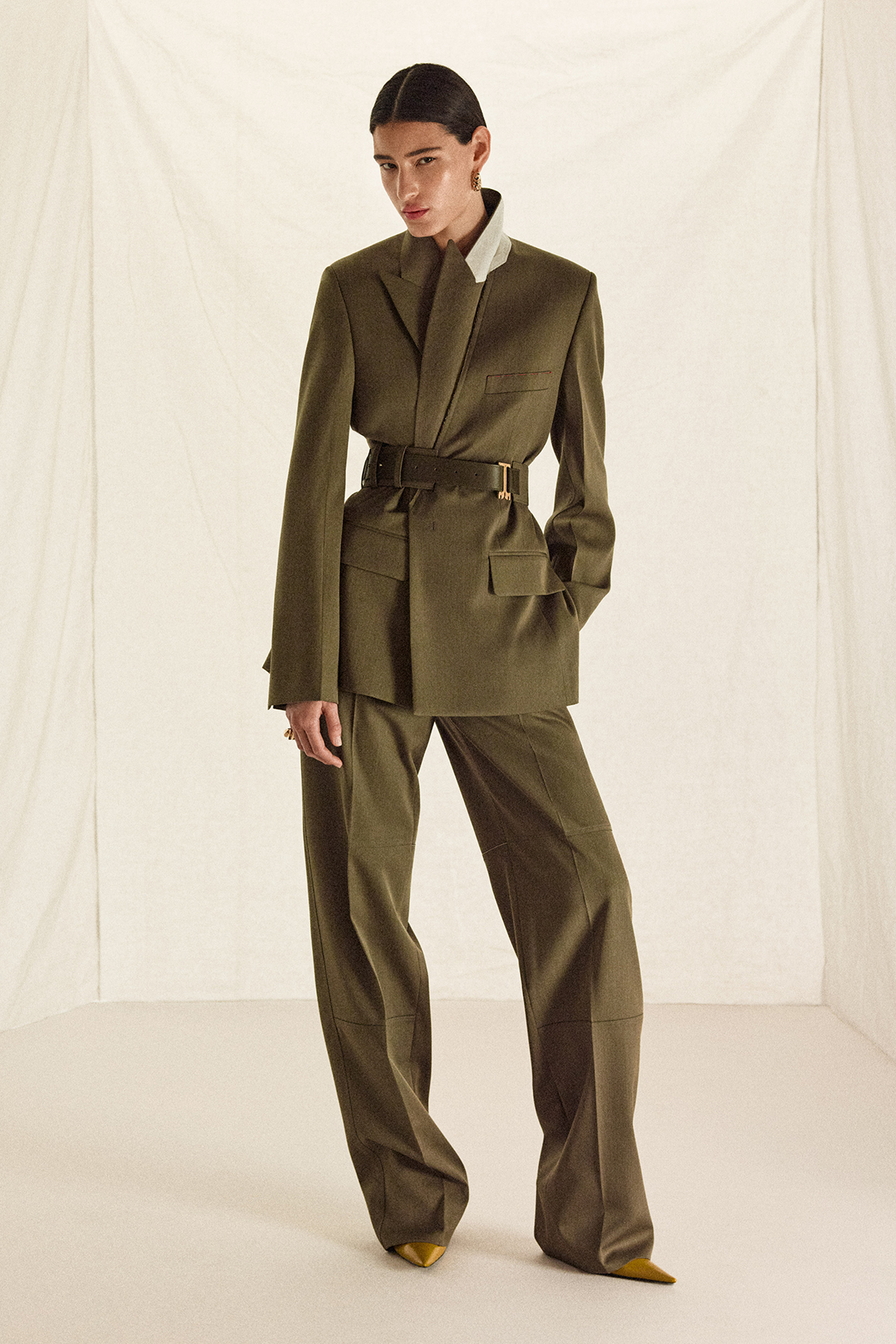 【Victoria Beckham】襟なしのシュランクウールブレザー Lookbook Imagery: Victoria Beckham Pre-Spring 2026 | SHOWstudio