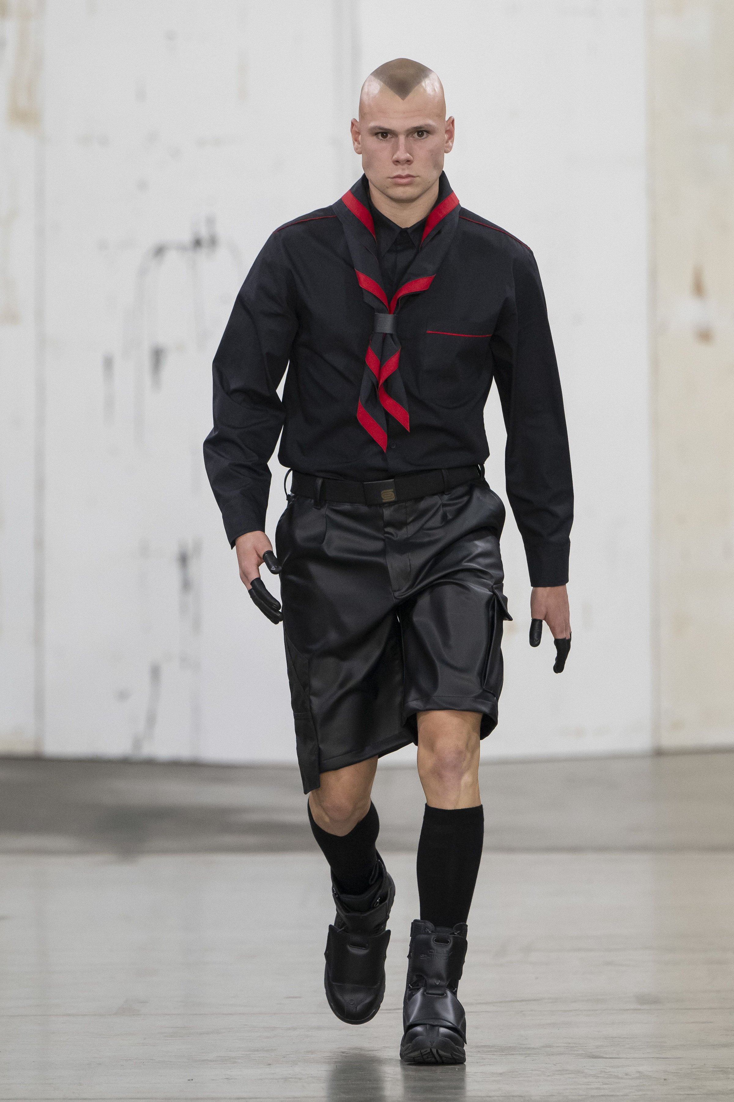 ollyshinder_ss25_runway_050.